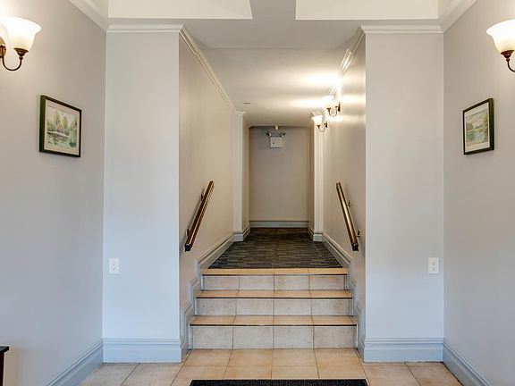 3rd image of 20 Hill Park Ave APT 2E
