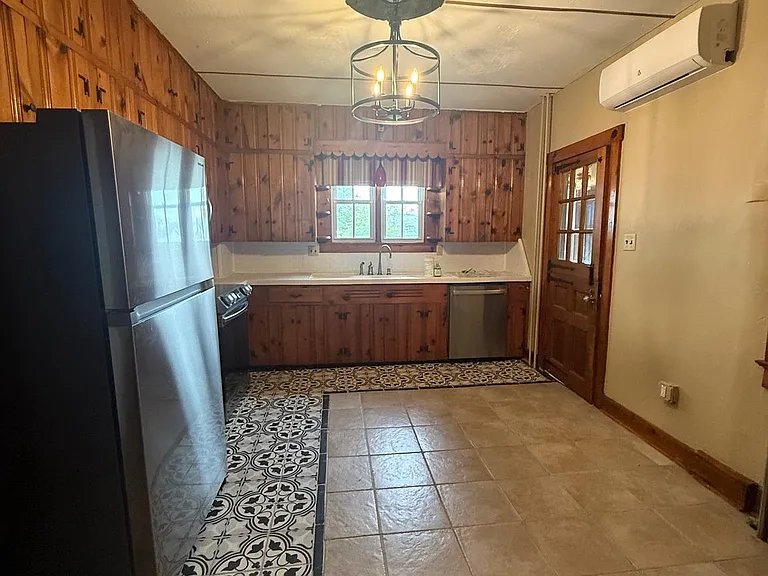 590 Aiken Ave #MAIN — Photo 4