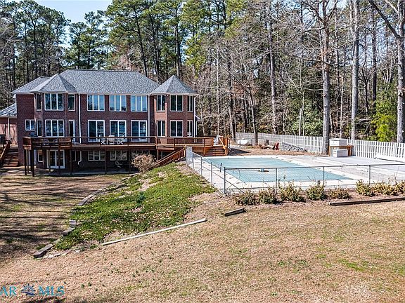 3rd image of 841 Oak Hill Rd