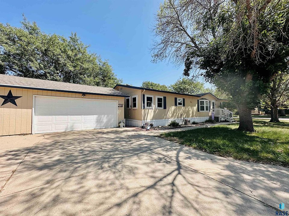 1st image of 700 N Bobwhite Pl