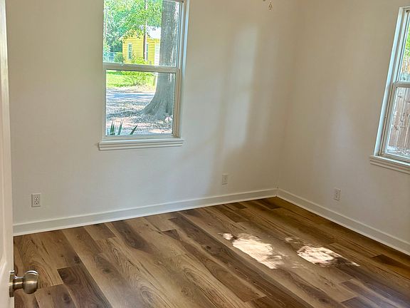 3rd image of 415 Capital St