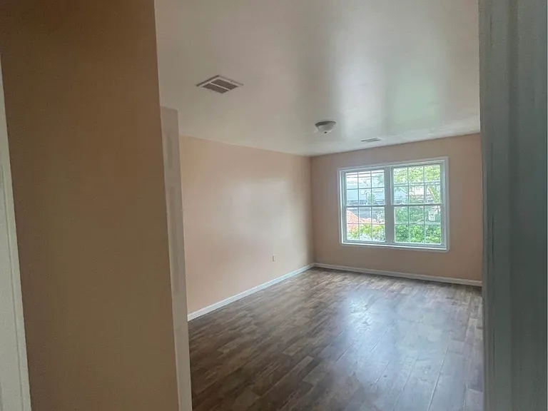 240 Maple St #3 — Photo 7
