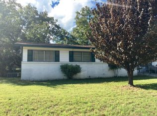 303 Sunset Dr, Comanche, TX 76442