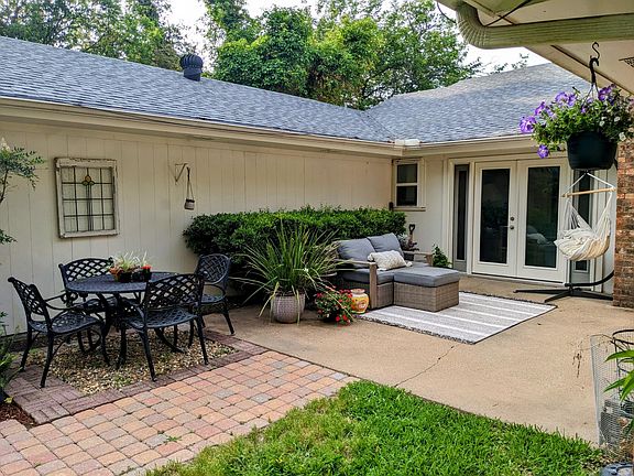 3rd image of 2716 S Cypress Cir