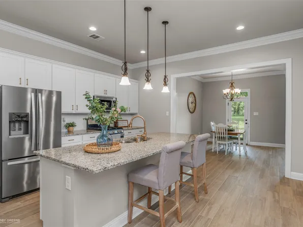 457 Mangrove Ln, Bossier City, LA 71111