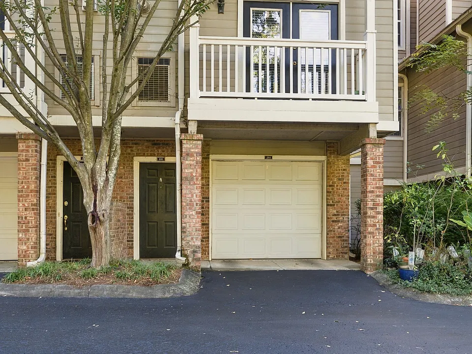 2011 Stokes Ln