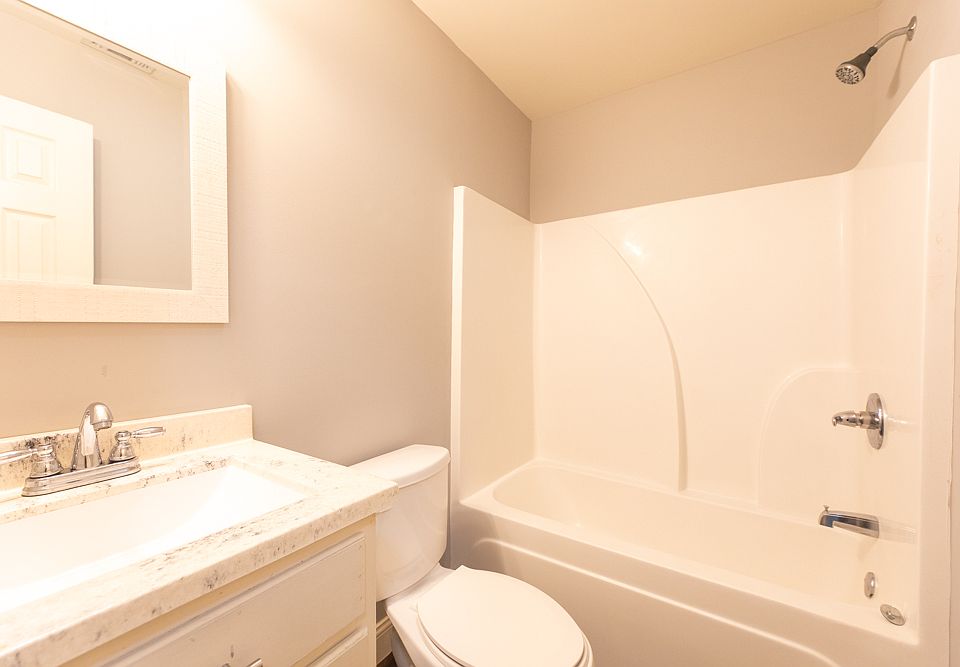 1320A-OAK-PARK-BLVD-bathroom2_11172025