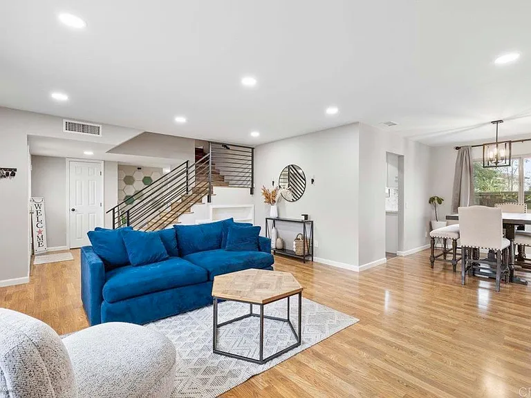 1870 Jeffrey Ave — Photo 1