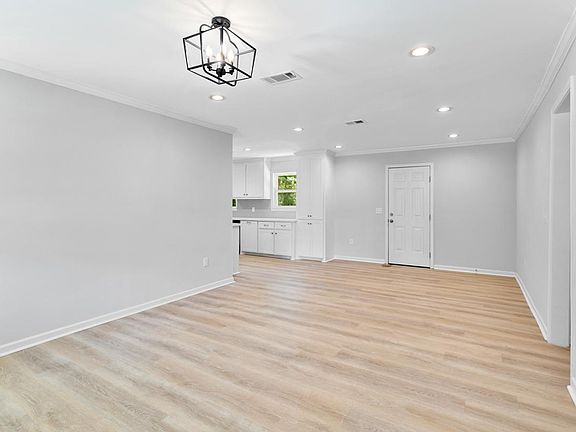 4th image of 712 Marilyn Dr
