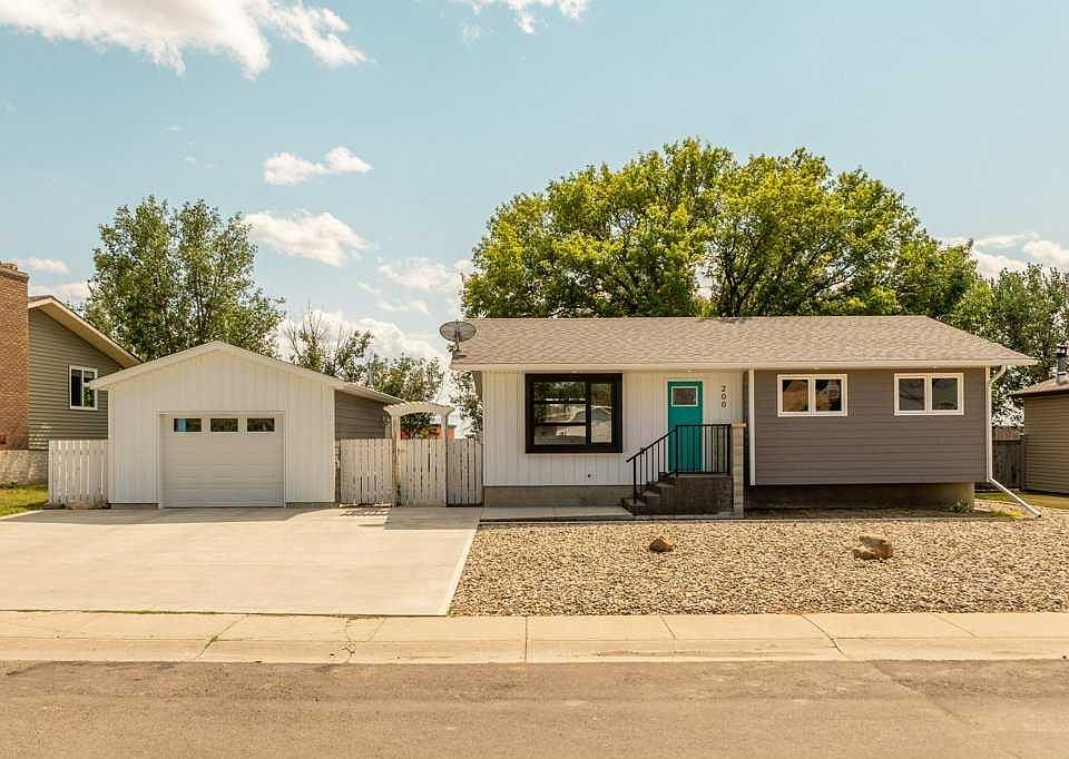 1st image of 206 NE Rubie Cres