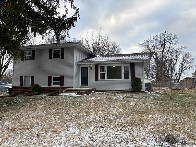 955 Crestview Ct — Photo 1
