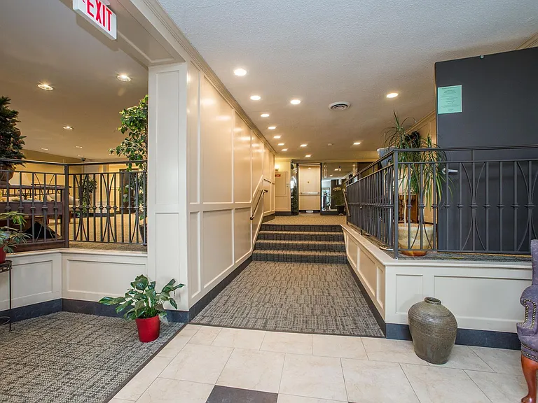 530 N Main Street - The Townhouse. — Photo 139