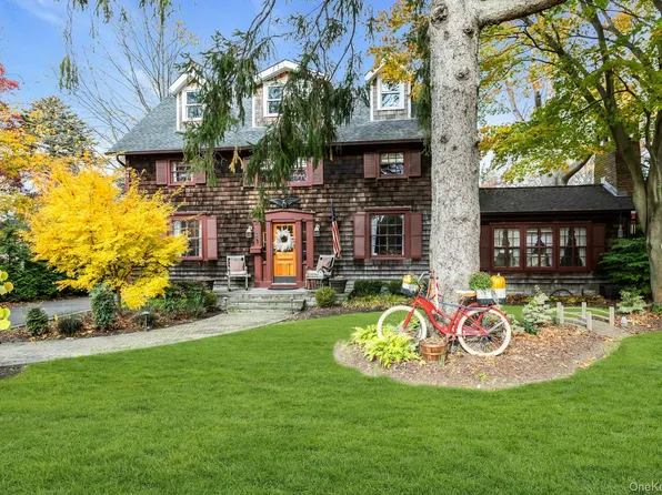 105 Academy St, Bayport, NY 11705