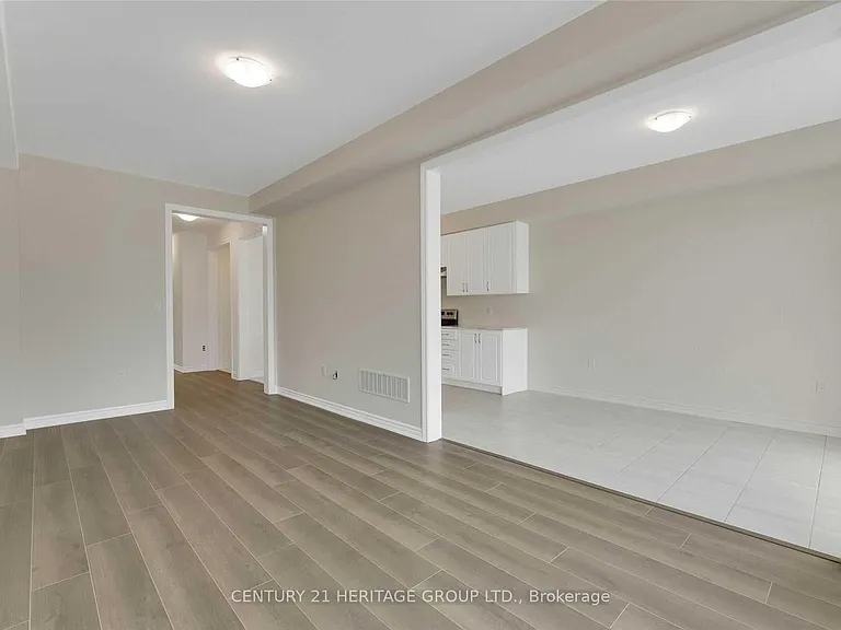 82 Ferragine Cres — Photo 11