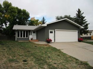 418 23rd St SW, Minot, ND 58701