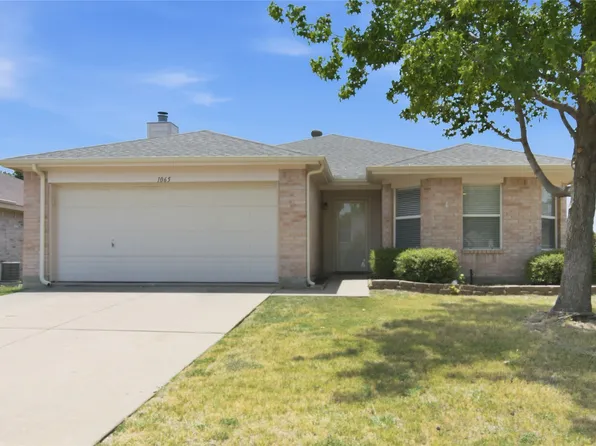 1065 Triple Crown Dr, Fort Worth, TX 76179