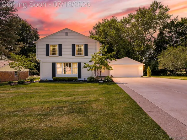 20095 Carriage Ln, Beverly Hills, MI 48025