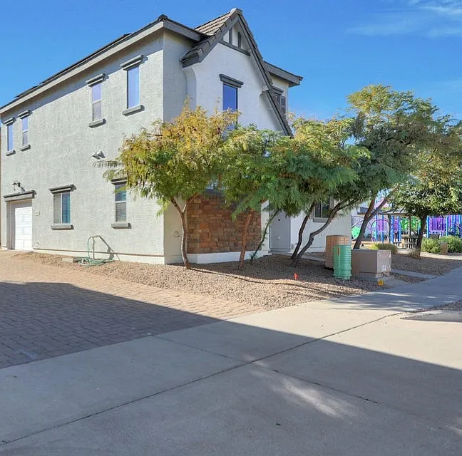 3 bed, 1262 sqft, $1,985 — Photo 2