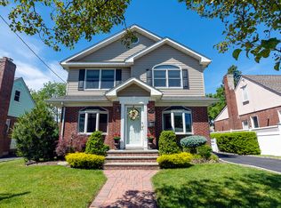 27 Pilgrim St, New Hyde Park, NY 11040