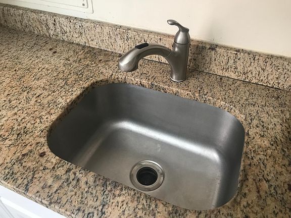 5th image of 914 Hinman Ave APT 2W