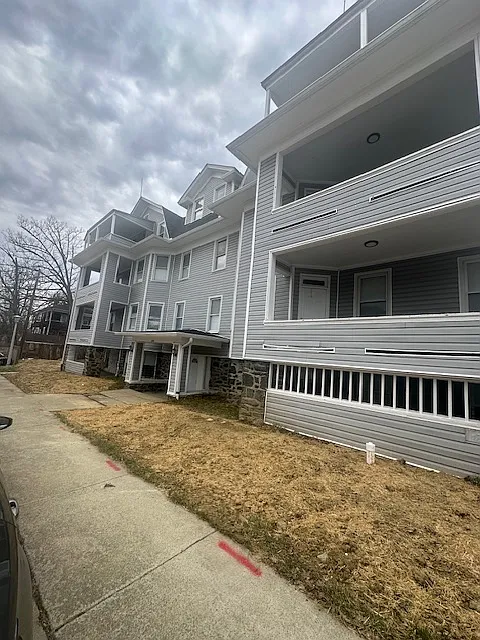 2700 Roslyn Ave #8