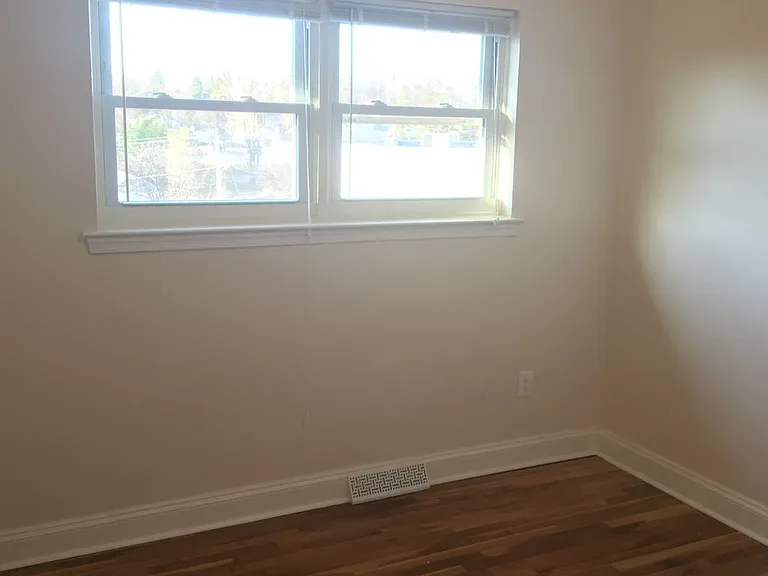 438 W Chestnut St — Photo 9