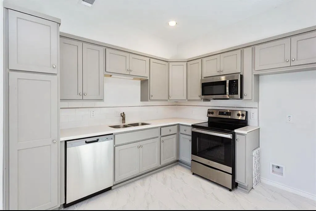 3 bed, 2.5 bath, 1307 sqft, $2,100 — Photo 1