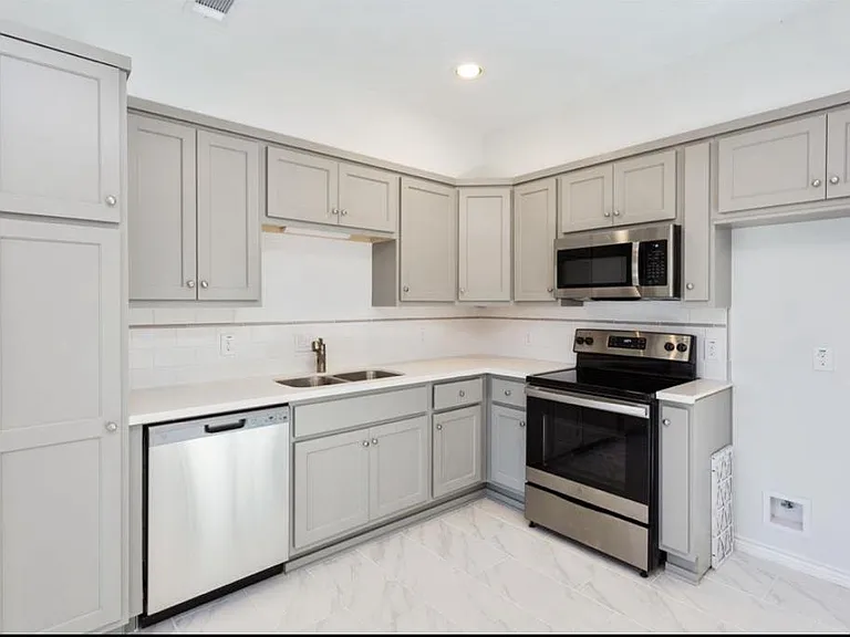 11623 Waldemar Dr — Photo 1