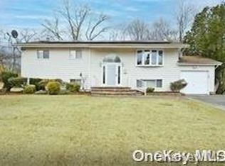 8 Homestead Dr, Wheatley Heights, NY 11798