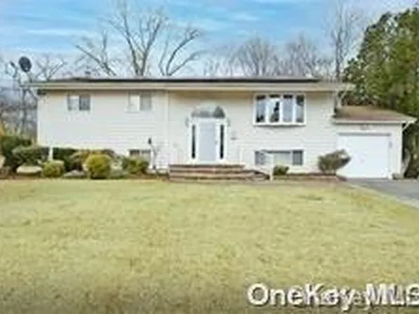 8 Homestead Drive, Wheatley Heights, NY 11798