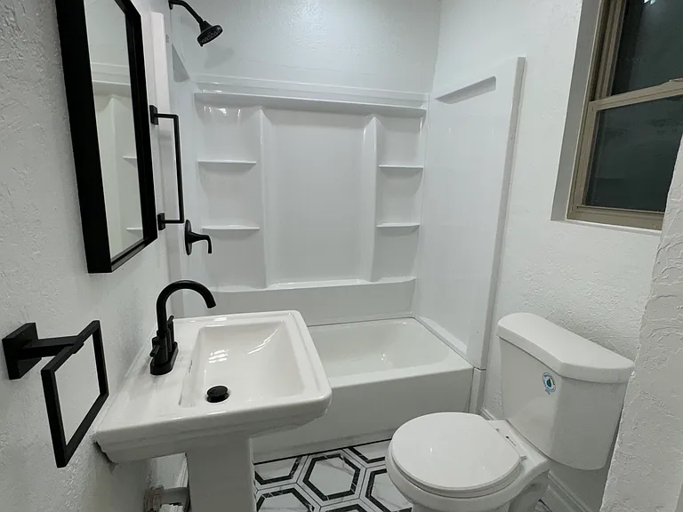 212 E Kirk St — Photo 9