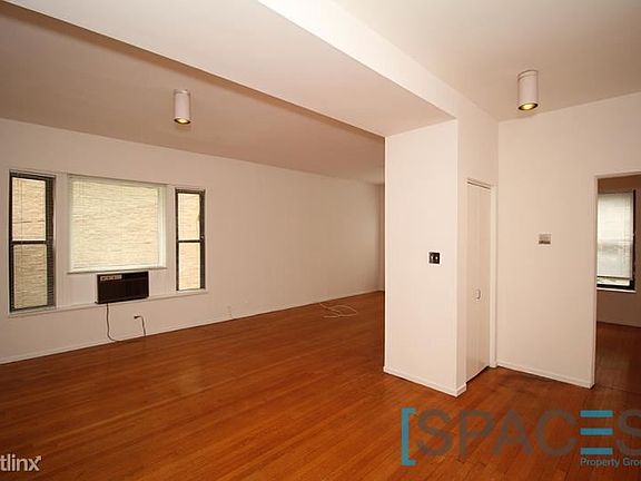 3rd image of 729 W Cornelia Ave