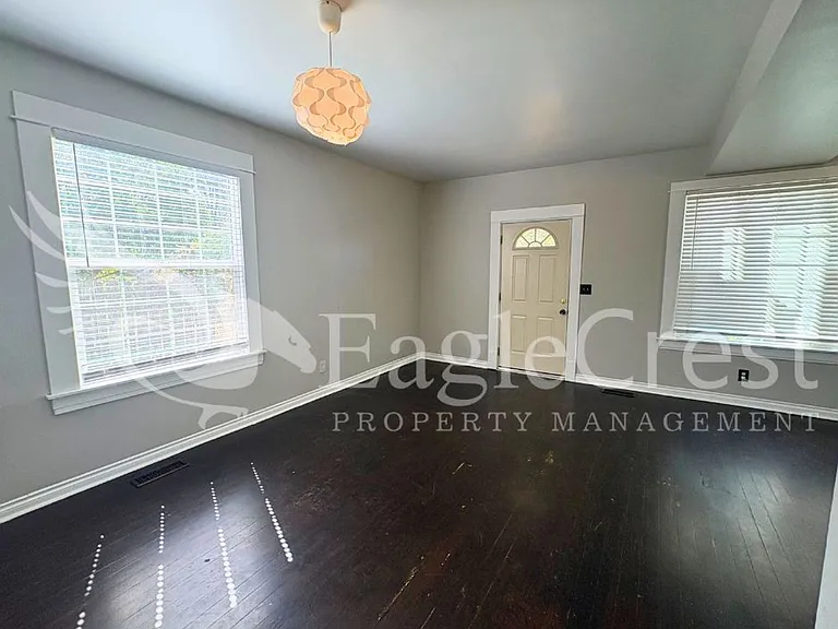 613 Locust St — Photo 5