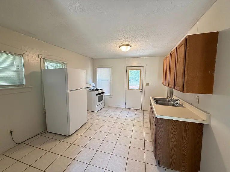 906 Helena Ave — Photo 7