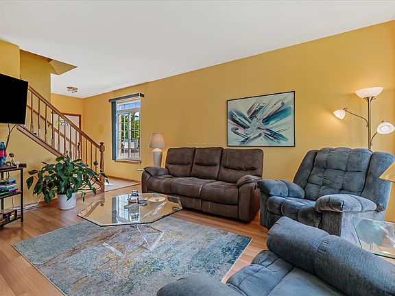 3rd image of 8423 Stratford Dr