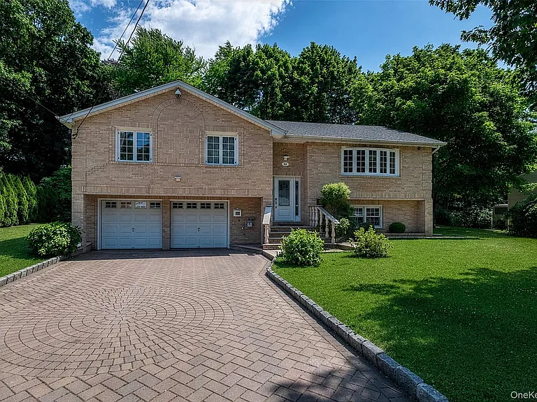 18 Carlyle Pl — Photo 1