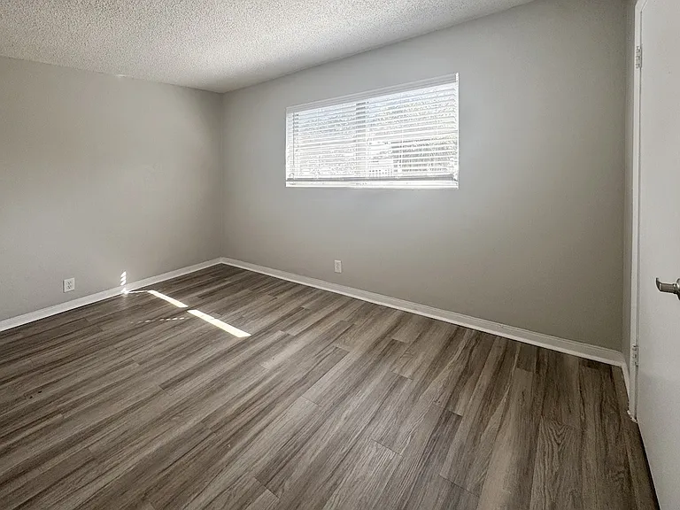 Park Apartments — Photo 18