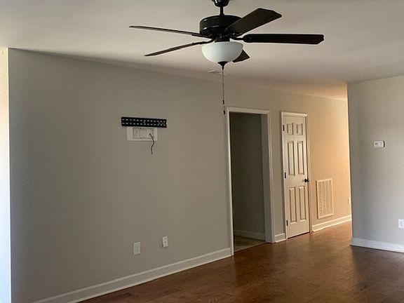 5th image of 522 Amberdale Cir