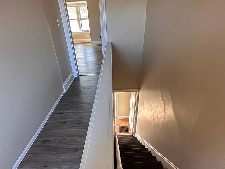 121 N State St — Photo 11