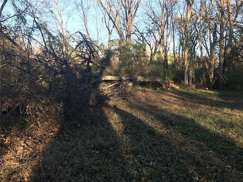1st image of 915 Seneca Blvd