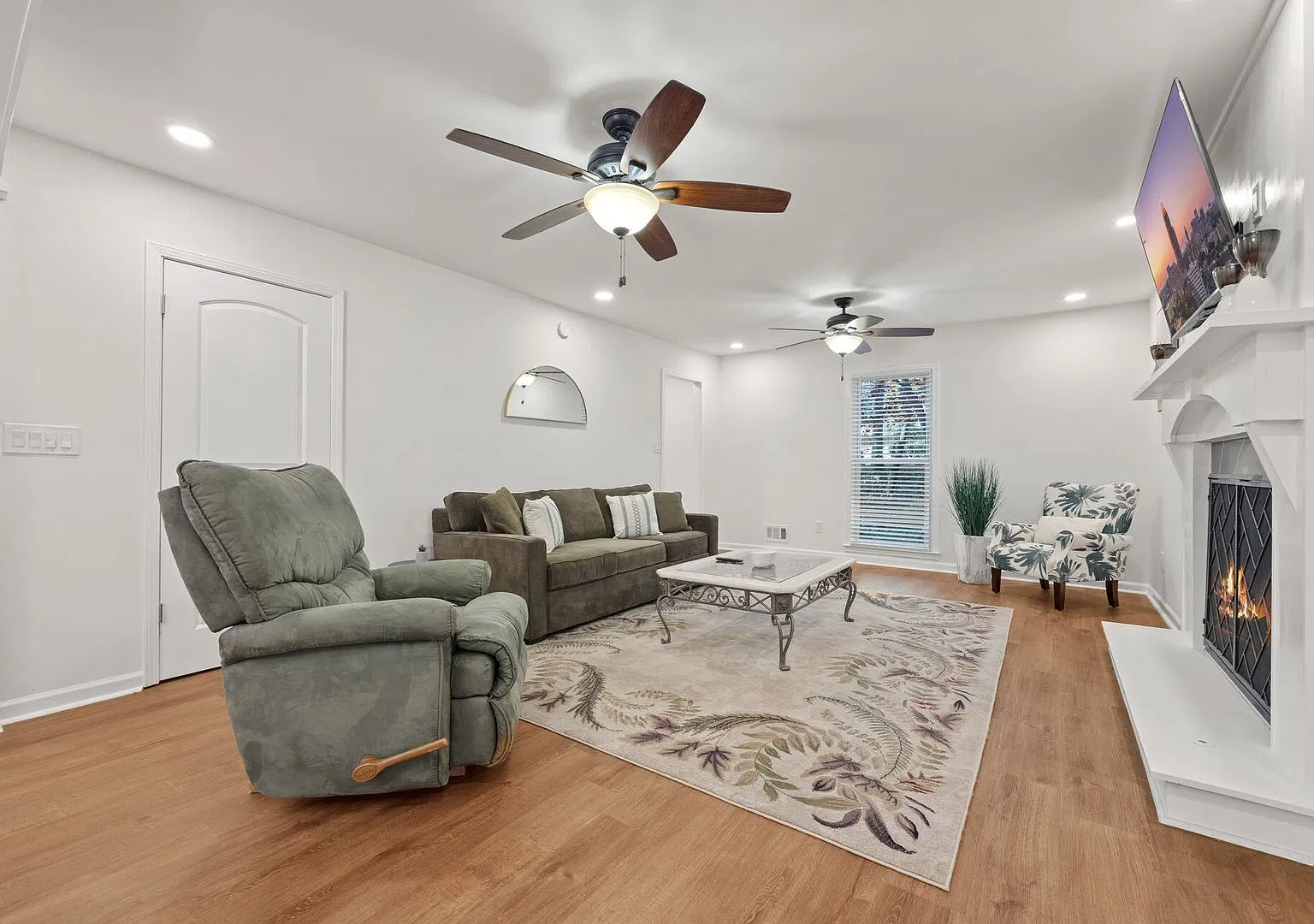 Smyrna 5BR Housing near Wellstar Cobb Hospital and Truist Park — Photo 4