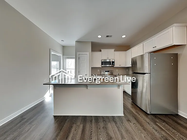 156 Park Dr N — Photo 3