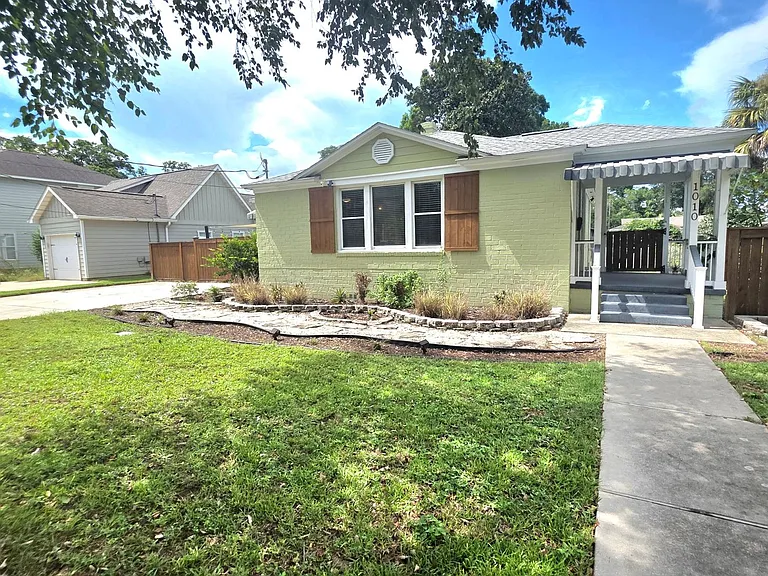 1010 E Maxwell St — Photo 2