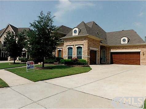 3 car garage and side entry to laundry