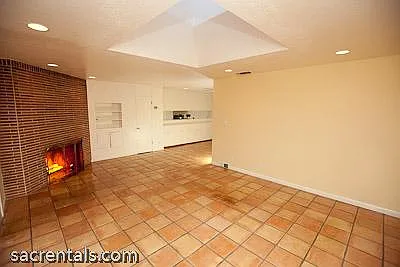 Living room w/gas fireplace