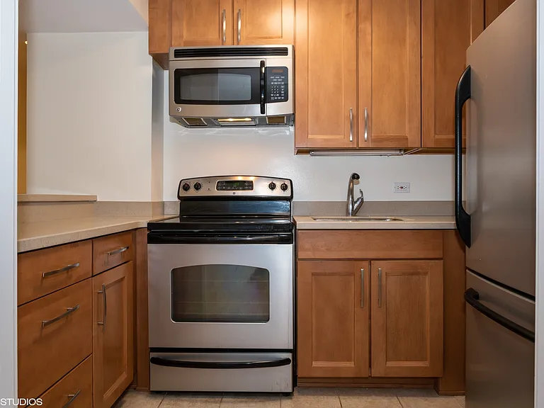 260 E Chestnut St #906 — Photo 6