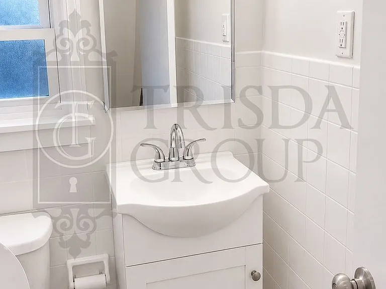 2361 Bensonia Ave — Photo 16