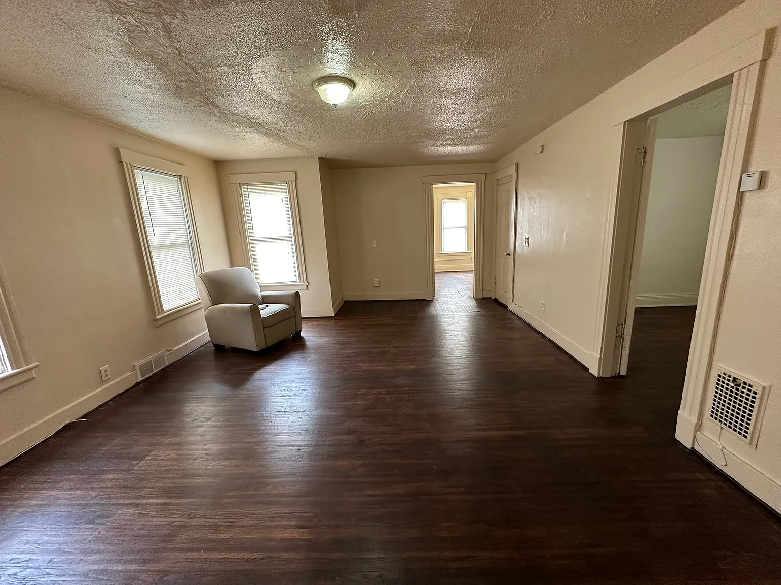 2 bed, 1000 sqft, $950 — Photo 3