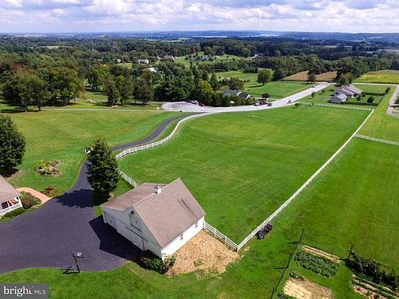 3rd image of 103 Oak Hill Ct