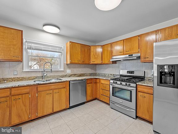 4th image of 804 S Roanoke Ct